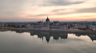 Macaristan 'ın Budapeşte kentindeki Tuna Nehri' nin doğuşuyla Macar Parlamento Binası 'nın hava manzarası. Seyahat, turizm ve Avrupa 'nın Siyasi Simgesi Hedefi