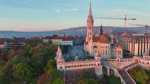 日の出には漁師の要塞とマティアス教会の空中ビューショットを確立します ハンガリーのブダペスト — ストック動画