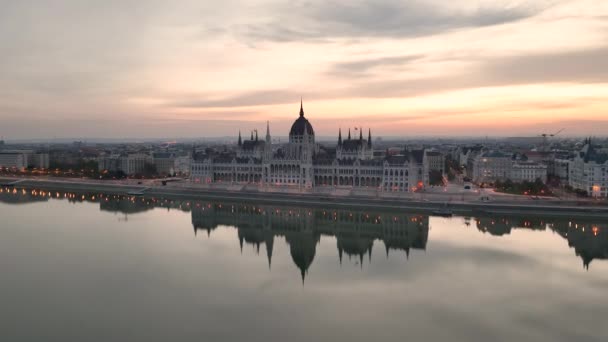 Luftaufnahme Des Ungarischen Parlamentsgebäudes Bei Sonnenaufgang Mit Der Donau Budapest — Stockvideo