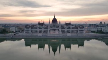 Macaristan 'ın Budapeşte kentindeki Tuna Nehri' nin doğuşuyla Macar Parlamento Binası 'nın hava manzarası. Seyahat, turizm ve Avrupa 'nın Siyasi Simgesi Hedefi