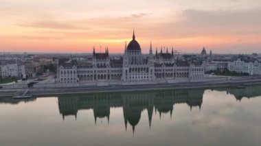 Macaristan 'ın Budapeşte kentindeki Tuna Nehri' nin doğuşuyla Macar Parlamento Binası 'nın hava manzarası. Seyahat, turizm ve Avrupa 'nın Siyasi Simgesi Hedefi