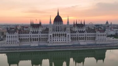 Macaristan 'ın Budapeşte kentindeki Tuna Nehri' nin doğuşuyla Macar Parlamento Binası 'nın hava manzarası. Seyahat, turizm ve Avrupa 'nın Siyasi Simgesi Hedefi