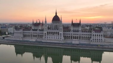 Macaristan 'ın Budapeşte kentindeki Tuna Nehri' nin doğuşuyla Macar Parlamento Binası 'nın hava manzarası. Seyahat, turizm ve Avrupa 'nın Siyasi Simgesi Hedefi