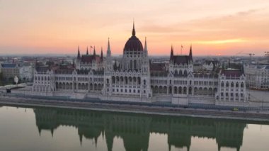 Macaristan 'ın Budapeşte kentindeki Tuna Nehri' nin doğuşuyla Macar Parlamento Binası 'nın hava manzarası. Seyahat, turizm ve Avrupa 'nın Siyasi Simgesi Hedefi