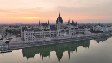 Macaristan 'ın Budapeşte kentindeki Tuna Nehri' nin doğuşuyla Macar Parlamento Binası 'nın hava manzarası. Seyahat, turizm ve Avrupa 'nın Siyasi Simgesi Hedefi
