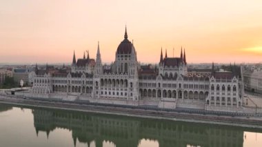 Macaristan 'ın Budapeşte kentindeki Tuna Nehri' nin doğuşuyla Macar Parlamento Binası 'nın hava manzarası. Seyahat, turizm ve Avrupa 'nın Siyasi Simgesi Hedefi