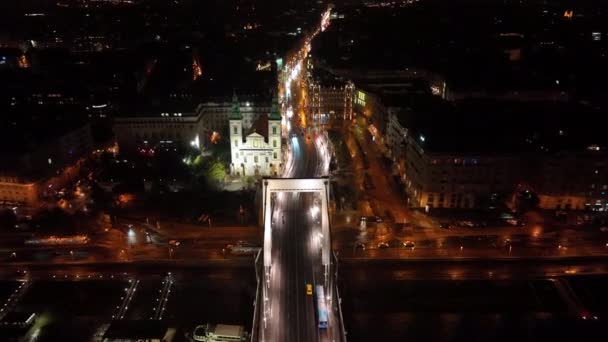 ブダペストの3番目に新しい橋 エリーザベト橋 ハンガリー ドナウ川を渡ってブダとペストを接続します ハンガリー最大の都市 夜の空中風景 — ストック動画
