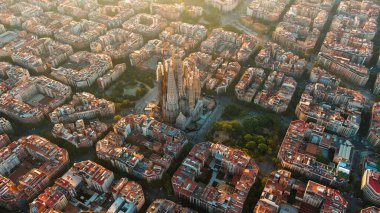 Barcelona 'nın gökyüzü manzarası ve Sagrada Familia Katedrali. Eixample meskun meşhur şehir şebekesi. Tipik şehir sekizgen blokları olan şehir manzarası