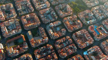 Barselona şehrinin ufuk çizgisi, hava manzarası. Gün doğumunda Eixample yerleşim bölgesi. Katalonya, İspanya. Tipik şehir sekizgen blokları olan şehir manzarası
