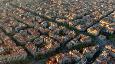 Barselona şehrinin ufuk çizgisi, hava manzarası. Gün doğumunda Eixample yerleşim bölgesi. Katalonya, İspanya. Tipik şehir sekizgen blokları olan şehir manzarası