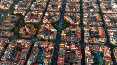 Barselona şehrinin ufuk çizgisi, hava manzarası. Gün doğumunda Eixample yerleşim bölgesi. Katalonya, İspanya. Tipik şehir sekizgen blokları olan şehir manzarası