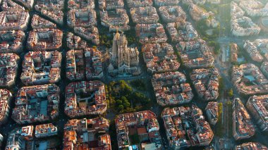 Barcelona 'nın gökyüzü manzarası ve Sagrada Familia Katedrali. Eixample meskun meşhur şehir şebekesi. Tipik şehir sekizgen blokları olan şehir manzarası