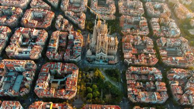 Barcelona 'nın gökyüzü manzarası ve Sagrada Familia Katedrali. Eixample meskun meşhur şehir şebekesi. Tipik şehir sekizgen blokları olan şehir manzarası
