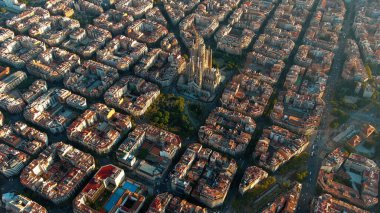 Barcelona 'nın gökyüzü manzarası ve Sagrada Familia Katedrali. Eixample meskun meşhur şehir şebekesi. Tipik şehir sekizgen blokları olan şehir manzarası