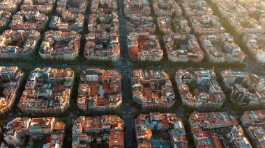 Barselona şehrinin ufuk çizgisi, hava manzarası. Gün doğumunda Eixample yerleşim bölgesi. Katalonya, İspanya. Tipik şehir sekizgen blokları olan şehir manzarası
