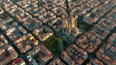 Barcelona 'nın gökyüzü manzarası ve Sagrada Familia Katedrali. Eixample meskun meşhur şehir şebekesi. Tipik şehir sekizgen blokları olan şehir manzarası