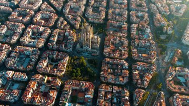 Barcelona 'nın gökyüzü manzarası ve Sagrada Familia Katedrali. Eixample meskun meşhur şehir şebekesi. Tipik şehir sekizgen blokları olan şehir manzarası