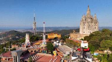 Güneşli bir günde Sagrat Cor Tapınağı ile Barcelona 'nın gökyüzü manzarası, Katalonya, İspanya