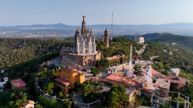 Güneşli bir günde Sagrat Cor Tapınağı ile Barcelona 'nın gökyüzü manzarası, Katalonya, İspanya