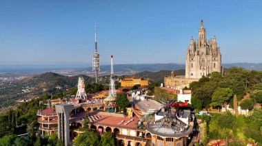 Güneşli bir günde Sagrat Cor Tapınağı ile Barcelona 'nın gökyüzü manzarası, Katalonya, İspanya