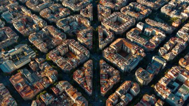 Barselona 'nın tipik binalarının hava manzarası. Eixample meskun meşhur şehir şebekesi. Katalonya, İspanya