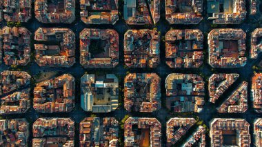 Barselona 'nın tipik binalarının hava manzarası. Eixample meskun meşhur şehir şebekesi. Katalonya, İspanya