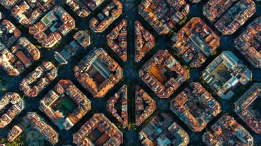 Barselona 'nın tipik binalarının hava manzarası. Eixample meskun meşhur şehir şebekesi. Katalonya, İspanya
