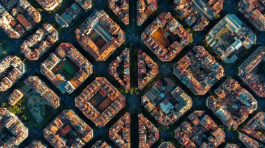 Barselona 'nın tipik binalarının hava manzarası. Eixample meskun meşhur şehir şebekesi. Katalonya, İspanya