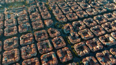 Barselona 'nın tipik binalarının hava manzarası. Eixample meskun meşhur şehir şebekesi. Katalonya, İspanya