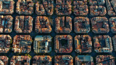 Barselona 'nın tipik binalarının hava manzarası. Eixample meskun meşhur şehir şebekesi. Katalonya, İspanya