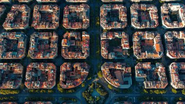 Barselona 'nın tipik binalarının hava manzarası. Eixample meskun meşhur şehir şebekesi. Katalonya, İspanya