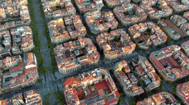 Barselona 'nın tipik binalarının hava manzarası. Eixample meskun meşhur şehir şebekesi. Katalonya, İspanya