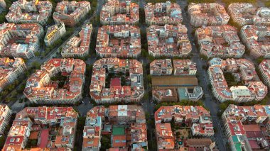 Barselona 'nın tipik binalarının hava manzarası. Eixample meskun meşhur şehir şebekesi. Katalonya, İspanya