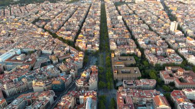 Barselona 'nın tipik binalarının hava manzarası. Eixample meskun meşhur şehir şebekesi. Katalonya, İspanya