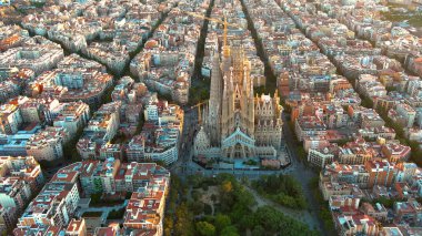 Gün doğumunda Barcelona Eixample yerleşim bölgesinin ve ünlü Bazilika Sagrada Familia 'nın hava manzarası. Katalonya, İspanya