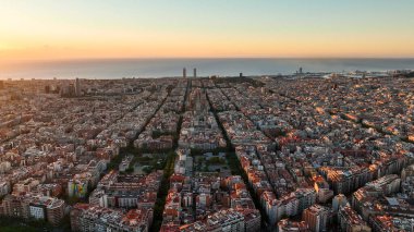 Gün doğumunda Barcelona Eixample yerleşim bölgesinin ve ünlü Bazilika Sagrada Familia 'nın hava manzarası. Katalonya, İspanya