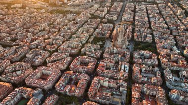 Gün doğumunda Barcelona Eixample yerleşim bölgesinin ve ünlü Bazilika Sagrada Familia 'nın hava manzarası. Katalonya, İspanya