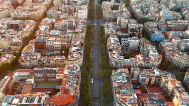 Barcelona şehrinin ufuk çizgisi, Passeig de Gracia ve Eixample yerleşim bölgesinin gündoğumunda havadan görüntüsü. Katalonya, İspanya