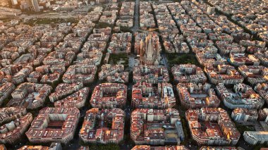 Gün doğumunda Barcelona Eixample yerleşim bölgesinin ve ünlü Bazilika Sagrada Familia 'nın hava manzarası. Katalonya, İspanya