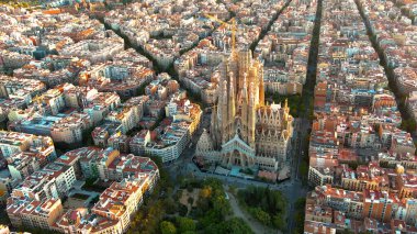 Gün doğumunda Barcelona Eixample yerleşim bölgesinin ve ünlü Bazilika Sagrada Familia 'nın hava manzarası. Katalonya, İspanya