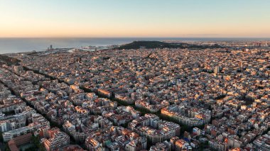 Barselona 'nın tipik binalarının hava manzarası. Eixample meskun meşhur şehir şebekesi. Katalonya, İspanya