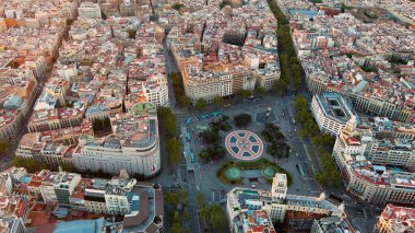 Barcelona, İspanya 'daki Placa Catalunya' nın havadan görünüşü. Bu meydan şehir merkezi olarak kabul edilir. Katalonya Meydanı