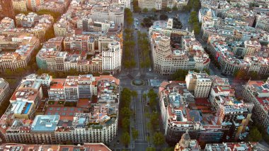 Barcelona şehrinin ufuk çizgisi, Passeig de Gracia ve Eixample yerleşim bölgesinin gündoğumunda havadan görüntüsü. Katalonya, İspanya