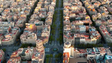 Barcelona şehrinin ufuk çizgisi, Passeig de Gracia ve Eixample yerleşim bölgesinin gündoğumunda havadan görüntüsü. Katalonya, İspanya