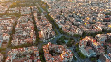 Barselona 'nın tipik binalarının hava manzarası. Eixample meskun meşhur şehir şebekesi. Katalonya, İspanya