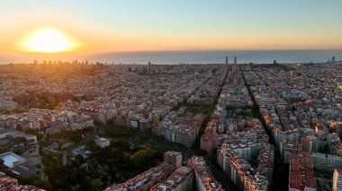 Gün doğumunda Barcelona Eixample yerleşim bölgesinin ve ünlü Bazilika Sagrada Familia 'nın hava manzarası. Katalonya, İspanya