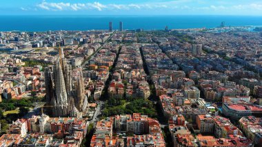 Barcelona şehrinin gökyüzü manzarası, Sagrada Familia Bazilikası ve Eixample yerleşim bölgesi. Güneşli bir gün, Katalonya, İspanya