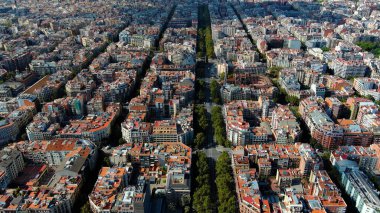 İspanya 'nın Katalonya kentindeki Barselona caddelerinde ilerleyen kare binaların ve trafiğin Havadan Kuşlar Gözü manzarası. Eixample yerleşim bölgesi