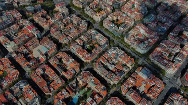 İspanya 'nın Katalonya kentindeki Barselona caddelerinde ilerleyen kare binaların ve trafiğin Havadan Kuşlar Gözü manzarası. Eixample yerleşim bölgesi