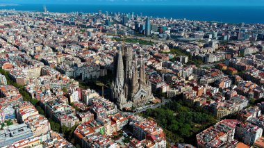 Barcelona şehrinin gökyüzü manzarası, Sagrada Familia Bazilikası ve Eixample yerleşim bölgesi. Güneşli bir gün, Katalonya, İspanya